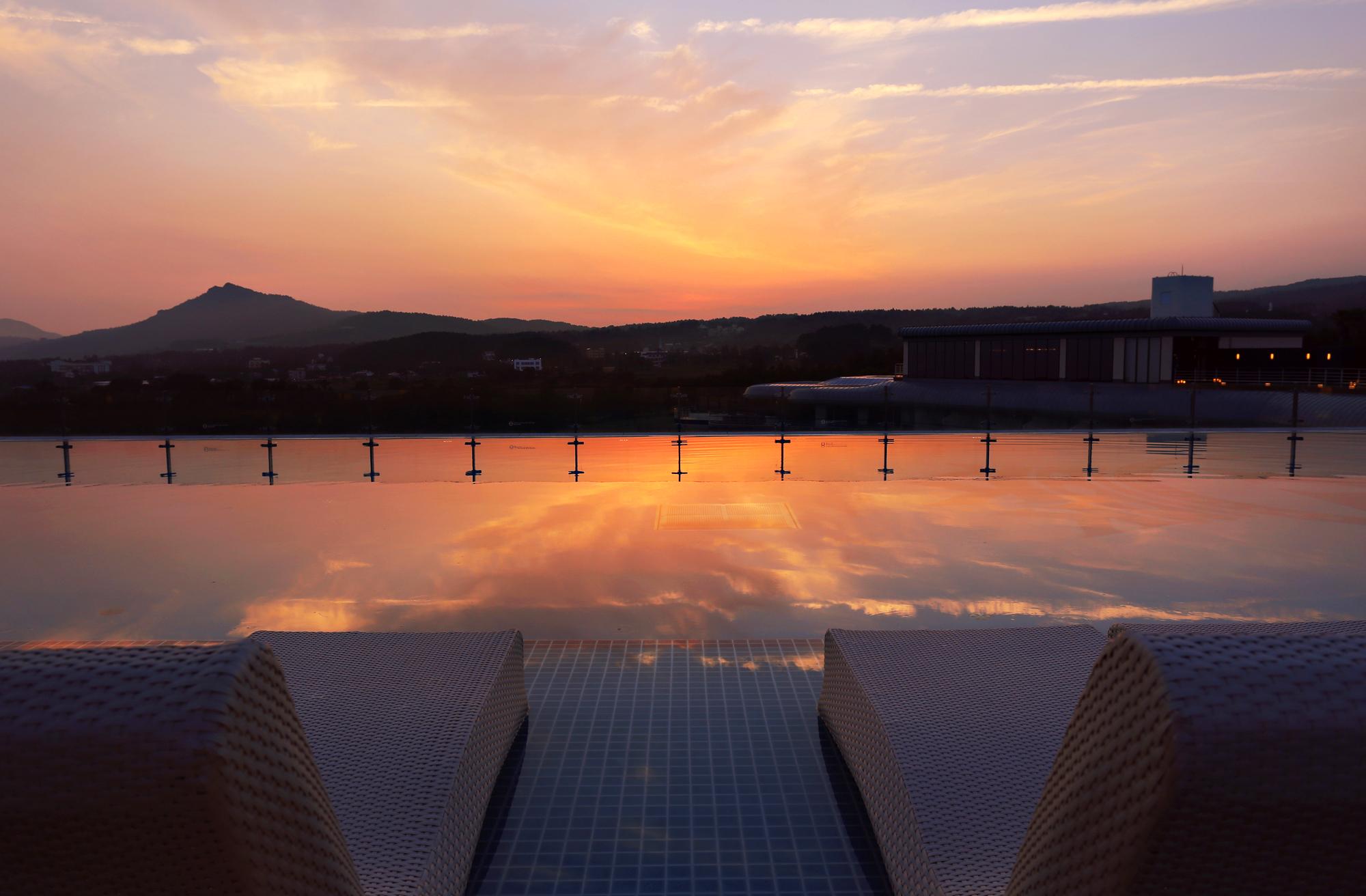 Kensington Jeju Hotel Exterior foto The Sunken Garden