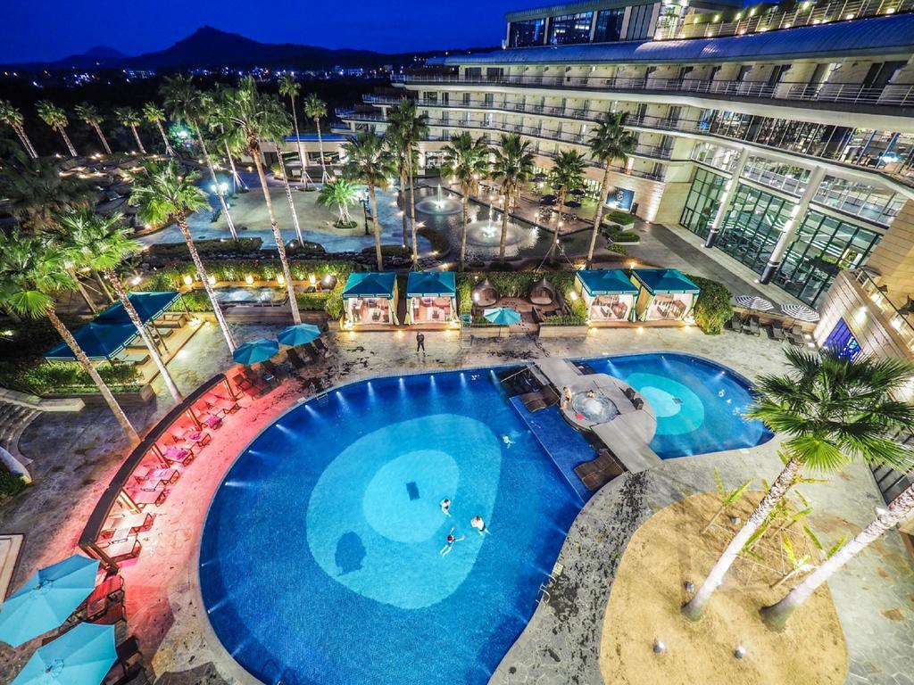Kensington Jeju Hotel Exterior foto The swimming pool at the hotel