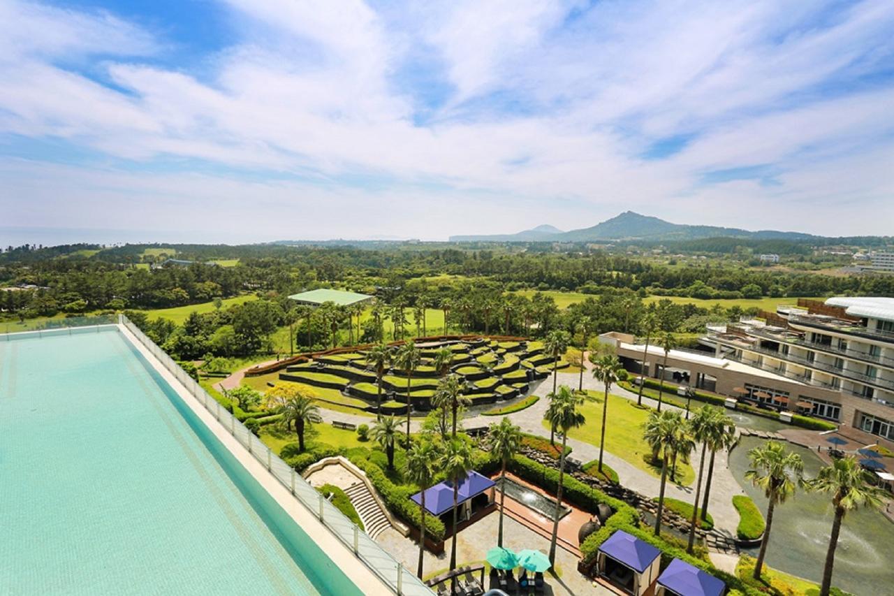Kensington Jeju Hotel Exterior foto Skyline view of the golf course