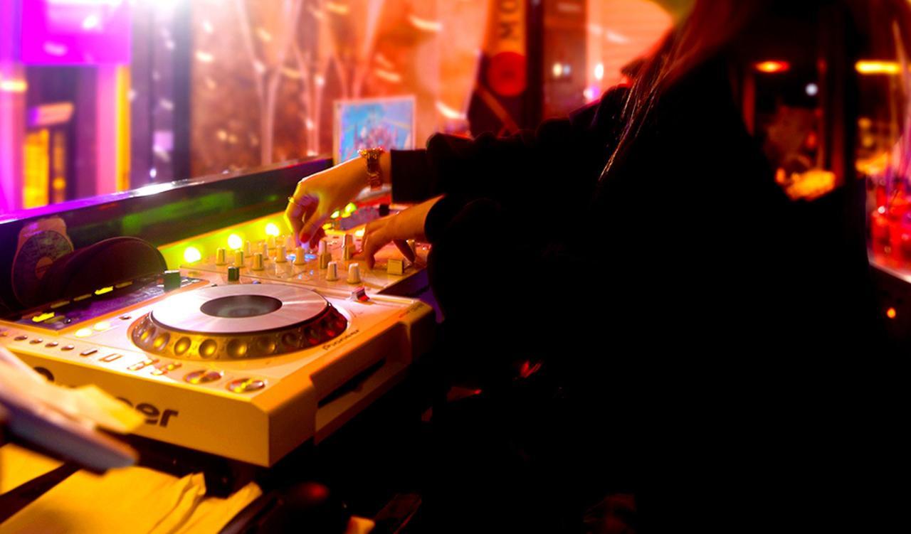 Kensington Jeju Hotel Exterior foto A DJ at work